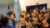 Vídeo: Organizada do Santos tenta invadir eleição do clube e PM intervém