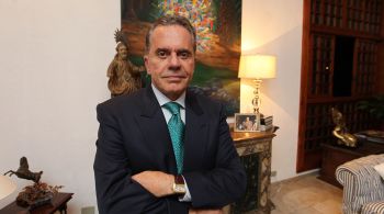 Economista foi um dos empresários mais ricos do Brasil e possuía extensa coleção de arte; com a liquidação do Banco Santos, em 2005, foi acusado de crimes e chegou a ser preso