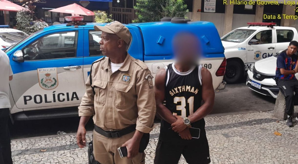 Vítima de injúria racial é amparada por agente da Guarda Municipal do Rio de Janeiro