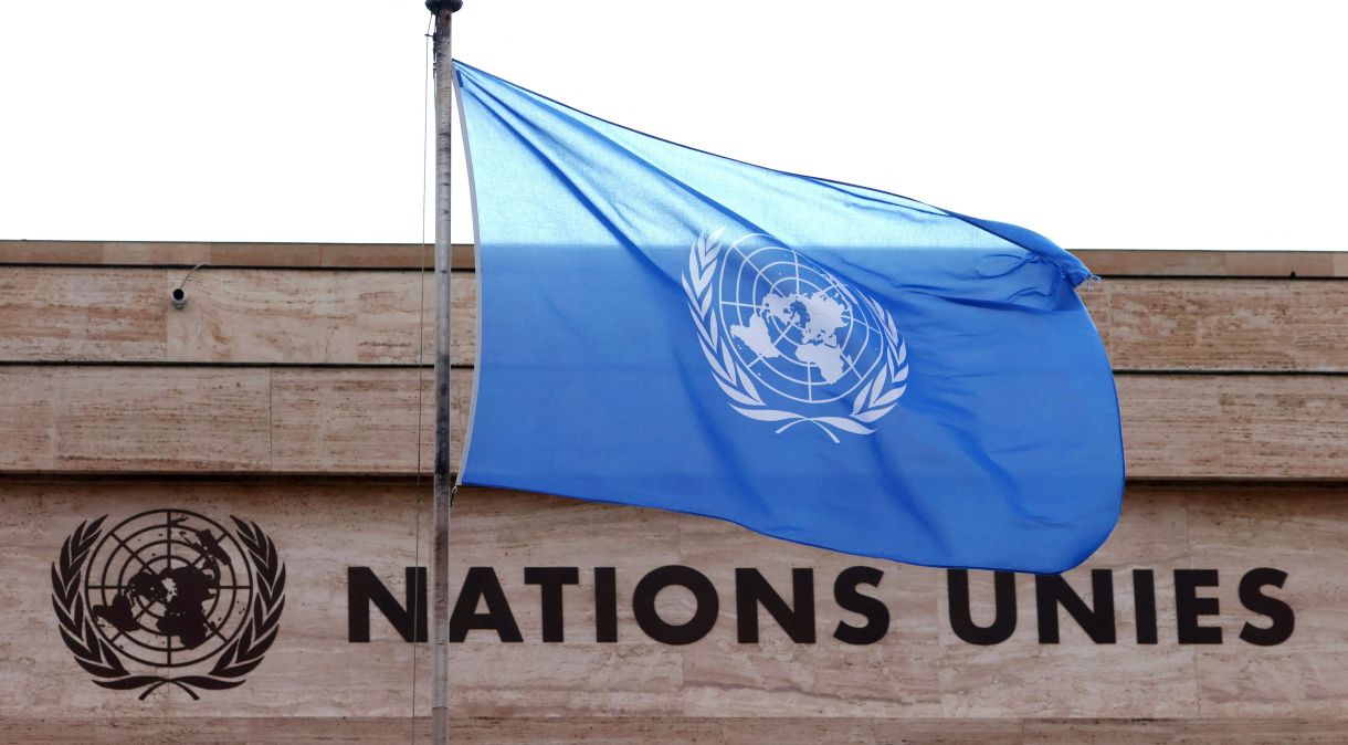 Bandeira da ONU hasteada durante evento do Conselho dos Direitos Humanos na sede da organização em Genebra, Suíça.