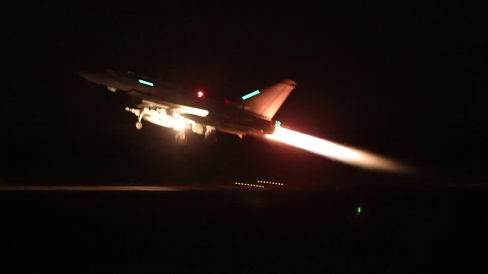Reino Unido divulga imagens que mostram aeronaves atingindo alvos Houthi no Iêmen
