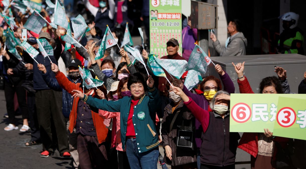 Apoiadores do Partido Democrático Progessista de Taiwan durante comício eleitoral em Nova Taipé