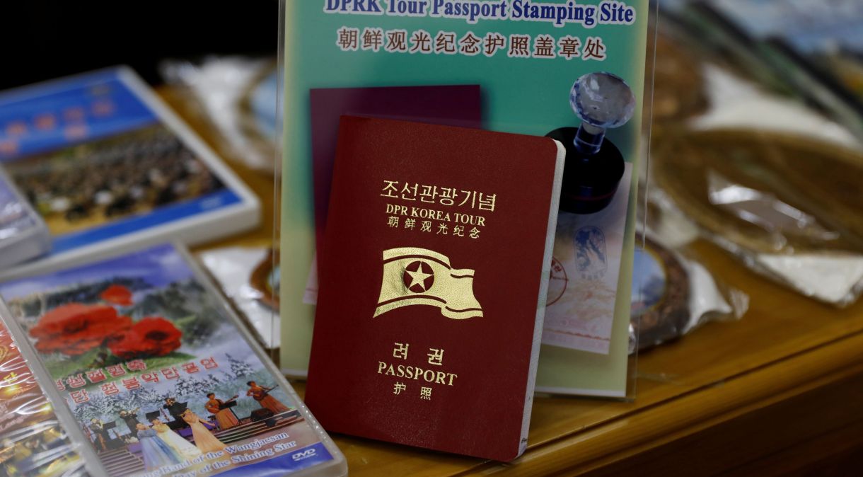 Passaporte norte-coreano em loja de souvernirs em Pyongyang