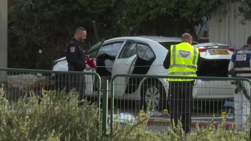 Dois palestinos matam mulher e ferem 12 pessoas em ataques com carros em Israel