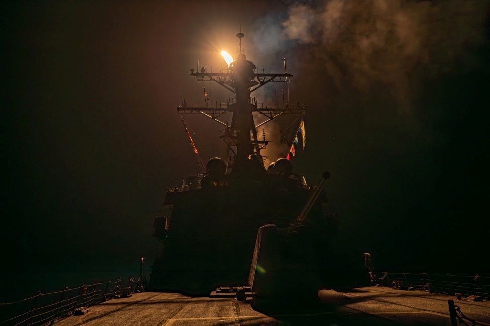Míssil lançado de navio contra alvos no Iêmen