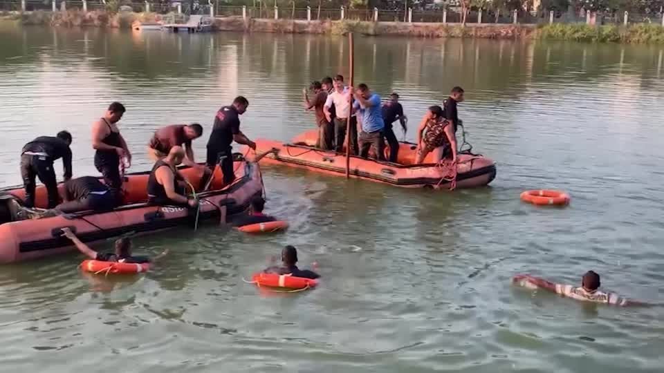 Resgate em local onde barco virou na Índia nesta quinta-feira (18)