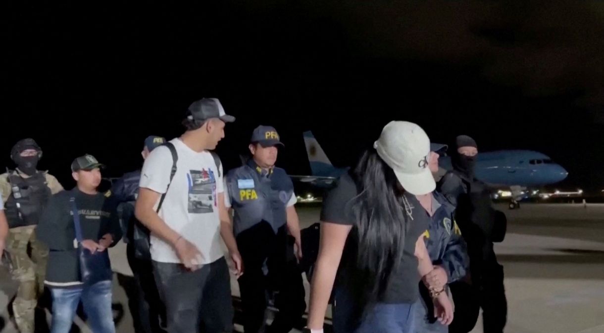 Autoridades argentinas transportam parentes detidos do criminoso equatoriano "Fito" Macías, em Buenos Aires, Argentina