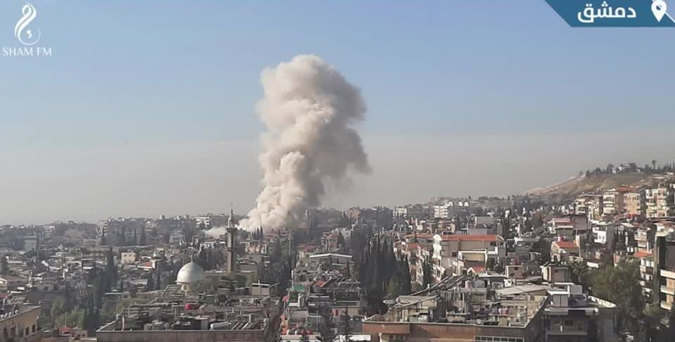 Foto mostra fumaça subindo em local de Damasco, na Síria, que foi alvo de um provável ataque israelense, segundo a mídia estatal síria.