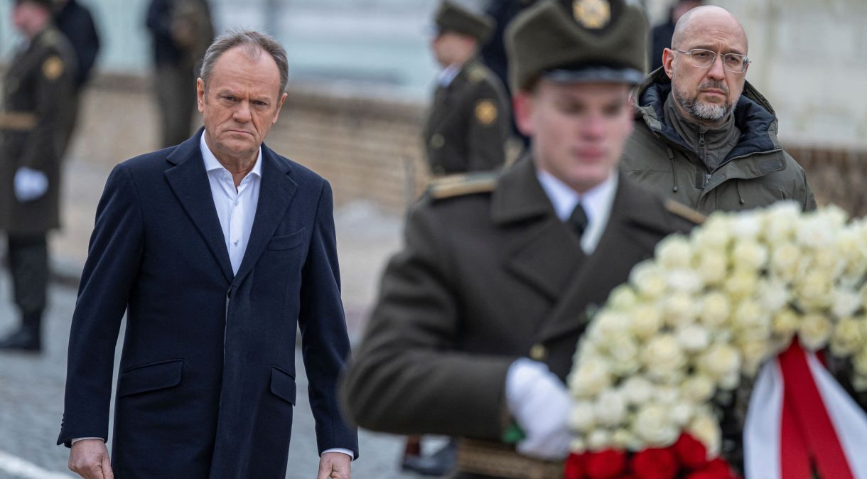 Primeiro-ministro da Polônia, Donald Tusk, e primeiro-ministro da Ucrânia, Denys Shmyhal, visitam memorial em Kiev