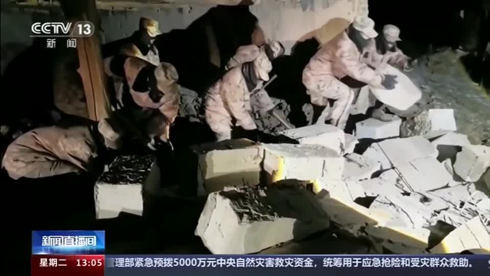 Operações de resgate em andamento após terremoto, na China