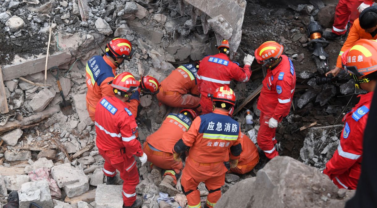 Trabalho de resgate após deslizamento em Zhaotong, na China