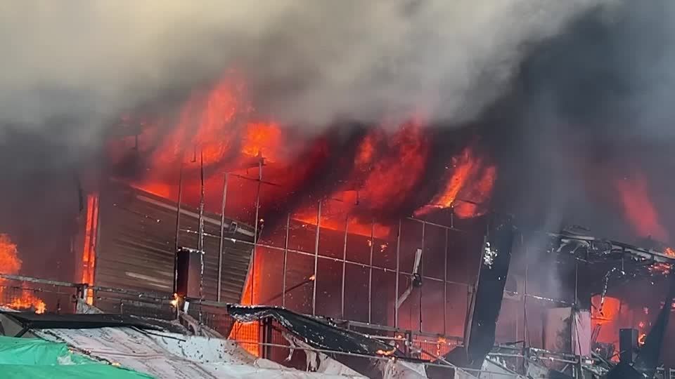 Incêndio destrói shopping na capital da Sérvia