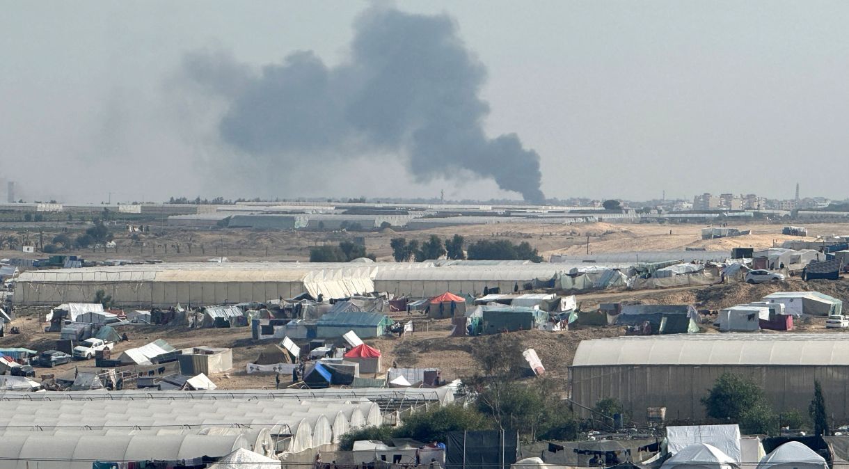 Fumaça é vista durante operação terrestre israelense em Khan Younis25/01/2024REUTERS/Bassam Masoud