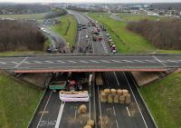 Agricultores franceses bloqueiam estradas em protesto contra baixos preços dos alimentos