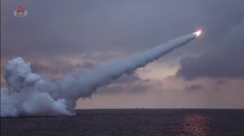 Mísseis lançados por submarino foram testados neste domingo (28)
