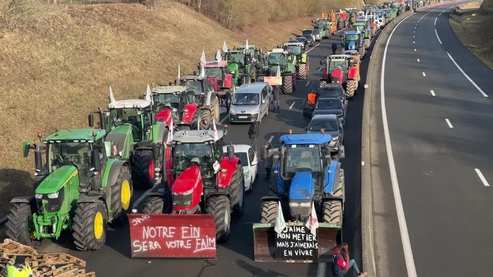 Manifestantes bloqueiam rodovias que levam a Paris