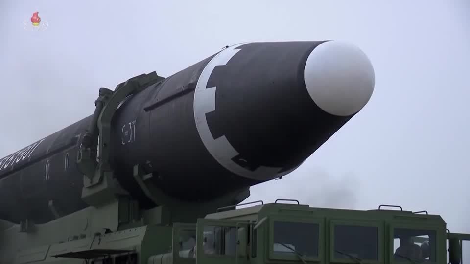 Imagens de arquivo dos mísseis da Coreia do Norte após novo lançamento de vários mísseis de cruzeiro
