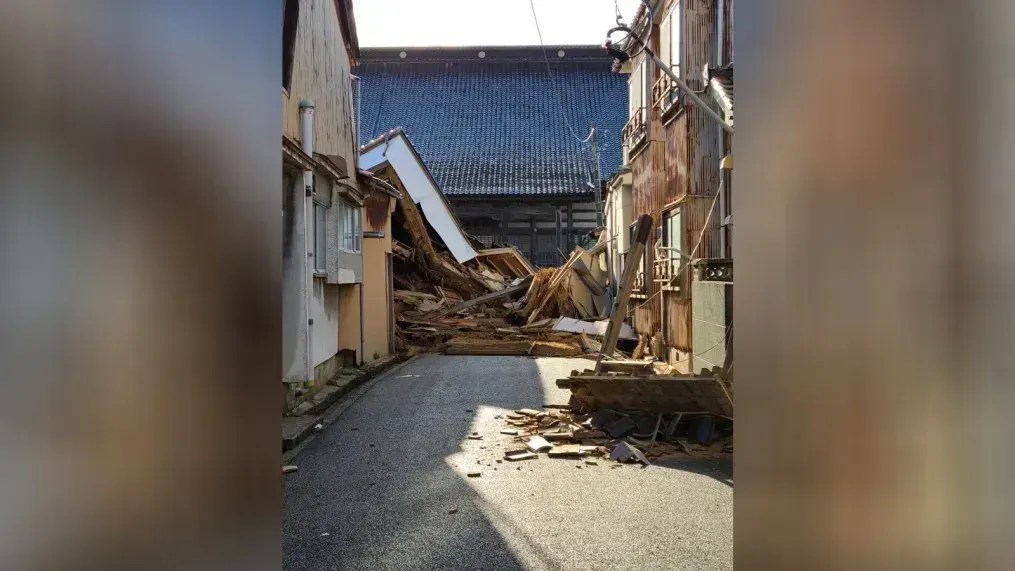 Casas atingidas por terremotos na cidade de Nanao, na província de Ishikawa, Japão.