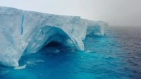 Maior iceberg do mundo está em movimento mais uma vez