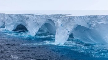 Iceberg A23a se move a norte da Antártica, onde encontra um ar mais ameno e temperaturas oceânicas mais altas