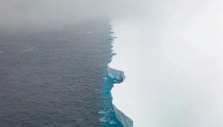 Maior iceberg do mundo encalha na Geórgia do Sul