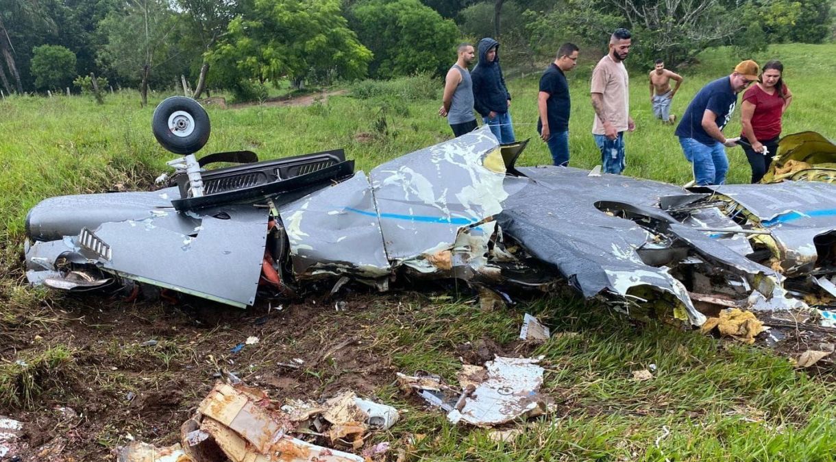 Pelo menos três pessoas morreram em queda de avião no interior de Minas Gerais