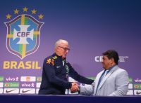 Dorival Júnior ignora instabilidade da CBF: "Não é uma área que entro"