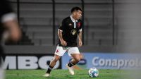 Medel volta de viagem e será novidade no Vasco contra o Criciúma