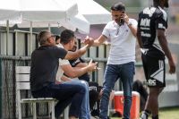 Rodrigo Caetano acompanha treino na Cidade do Galo após reunião com CBF no Rio