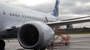 Mais de 170 aeronaves permanecem paradas após explosão de plugue de porta em pleno ar durante voo da Alaska Airlines