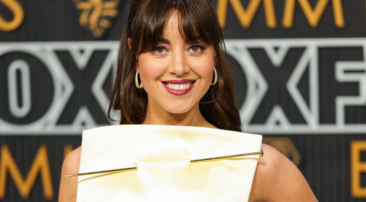 Aubrey Plaza, de "The White Lotus", na 75ª edição do Emmy Awards