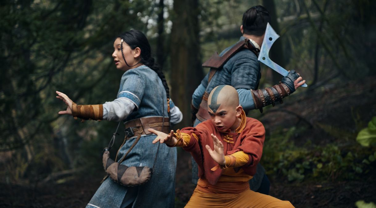 Da esquerda para a direita, Kiawentiio como Katara, Gordon Cormier como Aang, e Ian Ousley como Sokka na 1ª temporada de "Avatar: O Último Mestre do Ar"