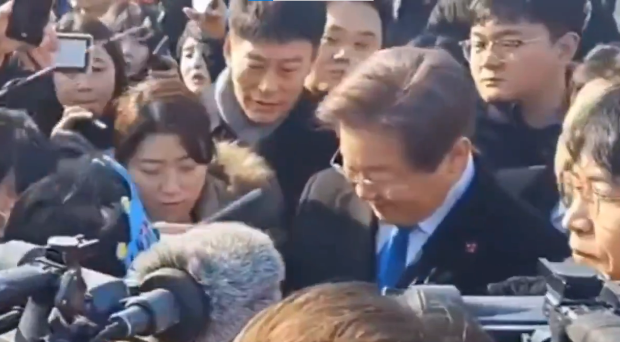 Imagem captada momentos antes de Lee Jae-myung ser atacado em Busan, na Coreia do Sul