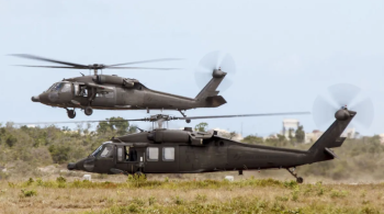Helicóptero militar foi escolhido para reforçar buscas por quatro pessoas em uma área de quase 5 mil metros quadrados 