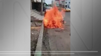 Vídeo: Homens armados incendeiam veículos no norte do Equador