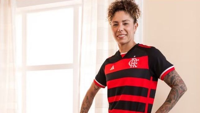 Cristiane com o novo uniforme do Flamengo