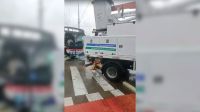 Caminhão da Enel colide com ônibus que estava em corredor exclusivo na Grande SP