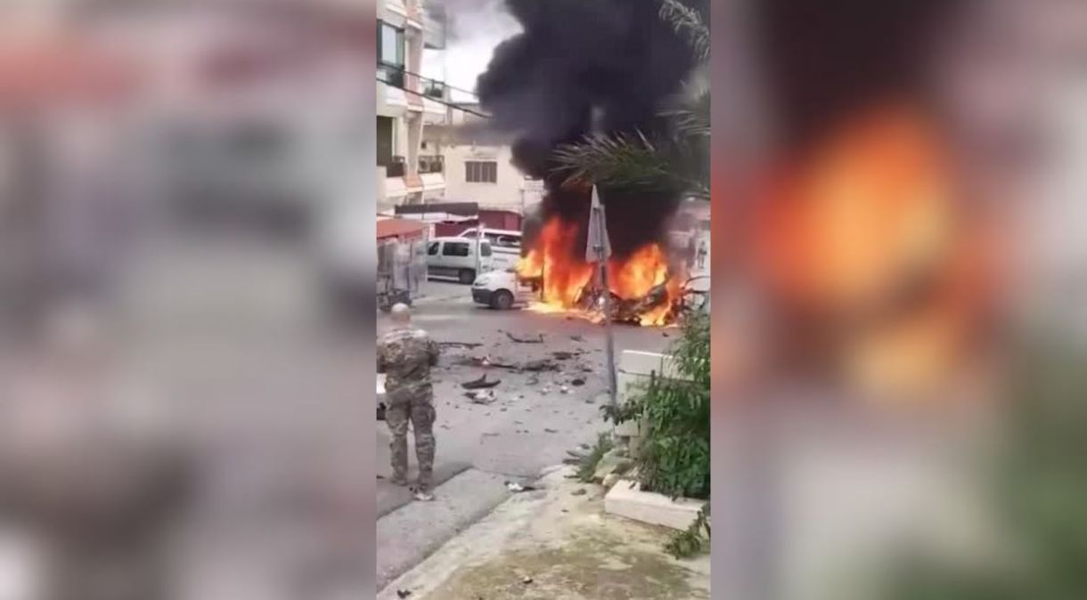 Vídeo de testemunha ocular obtido pela Reuters mostra chamas saindo do veículo destruído perto de Kafra, no Líbano