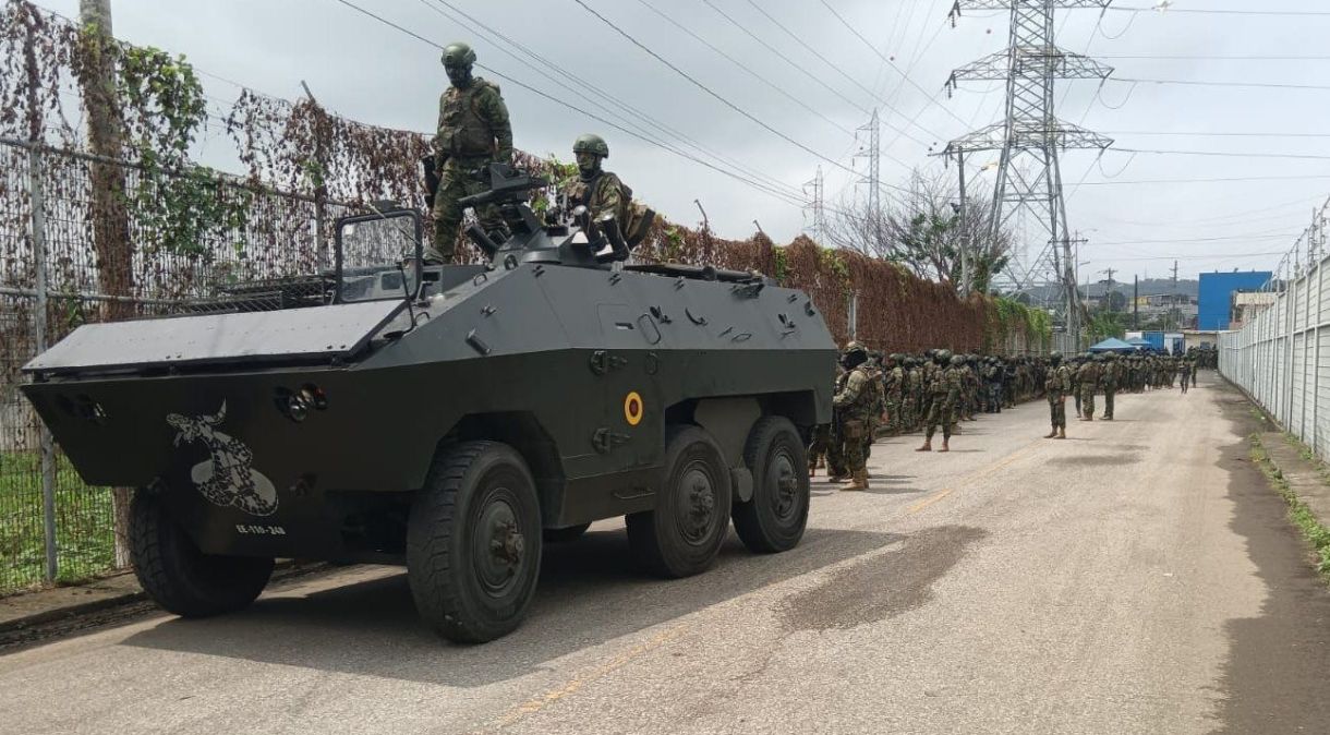 Forças Armadas do Equador patrulham exterior de presídio