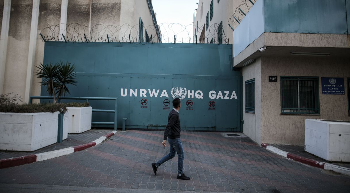 Homem caminha em frente ao prédio da Agência de Assistência e Obras das Nações Unidas (UNRWA) na Cidade de Gaza