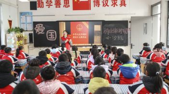 Nova medida determina que o amor ao país e ao Partido Comunista Chinês seja incorporado no trabalho e no estudo para todos