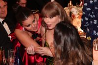 Selena Gomez revela "fofoca" que contou para Taylor Swift no Globo de Ouro