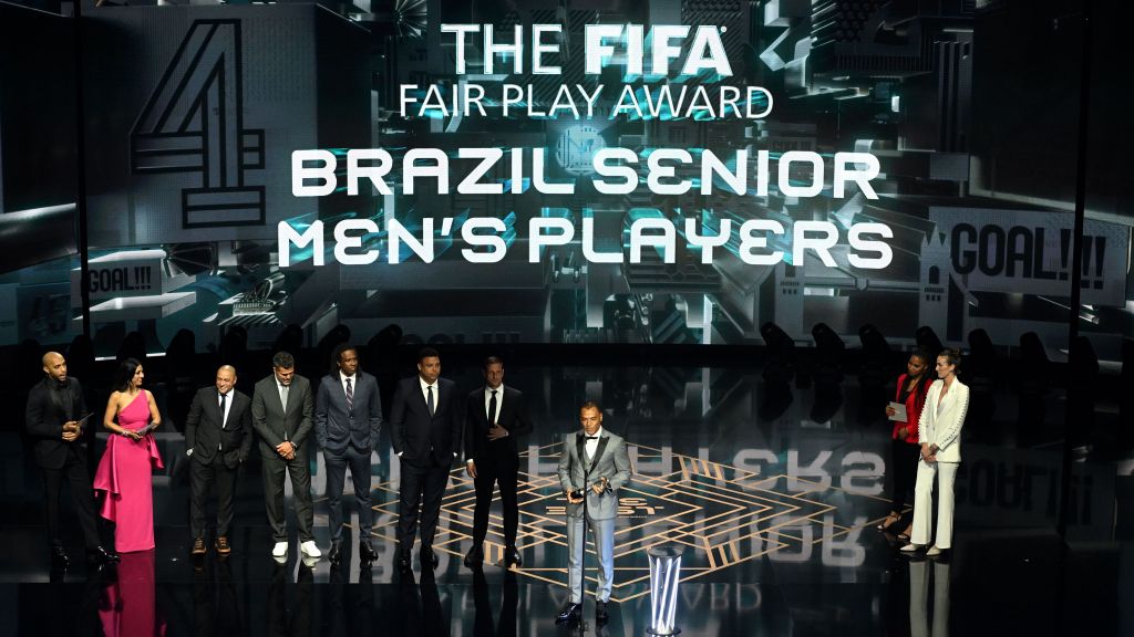 Seleção Brasileira levou o prêmio de Fair Play no FIFA The Best por campanha contra o racismo