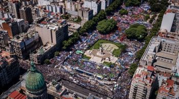 Protesto foi marcado contra o megadecreto anunciado em dezembro por Javier Milei