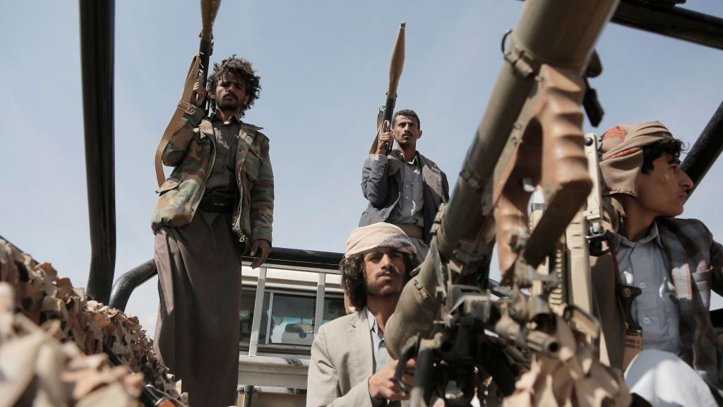 Os combatentes Houthis do Iêmen carregam suas armas em veículos enquanto participam de uma manifestação e desfile armado contra os ataques aéreos dos Estados Unidos e Reino Unido e em solidariedade ao povo da Faixa de Gaza