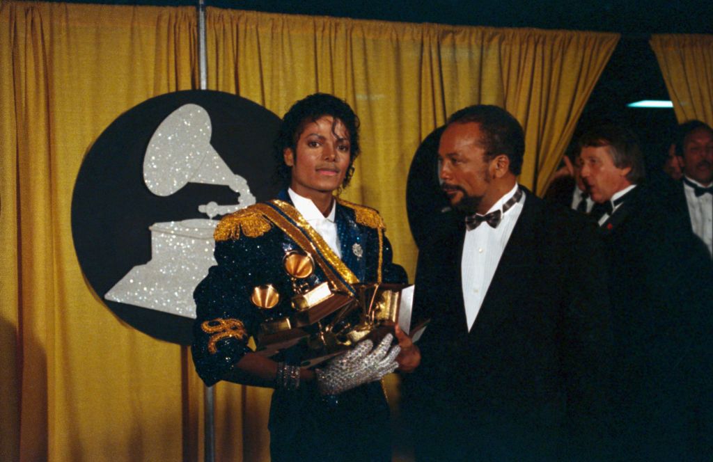 Michael Jackson com seus prêmios Grammy na 26ª edição, em 1984. 