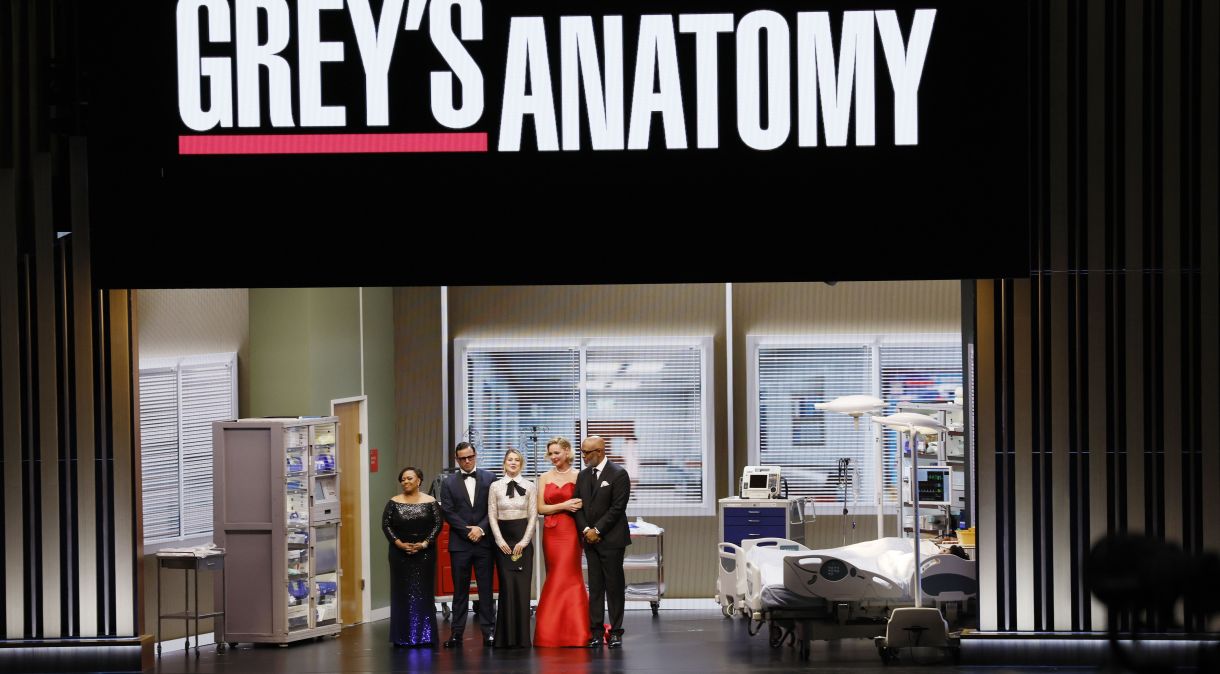 O elenco de Grey's Anatomy no 75º Primetime Emmy Awards no Peacock Theatre em Los Angeles, CA, segunda-feira, 15 de janeiro de 2024