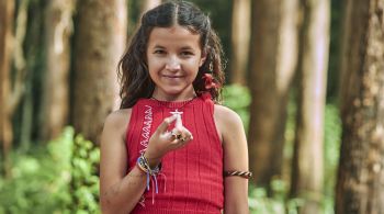 Protagonizada por Mariana Santos, a série retrata uma menina que foge da aldeia indígena onde mora para ir em busca de sua família biológica