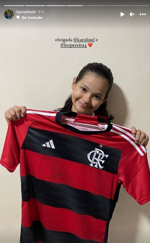 Léo Pereira presenteia fã com camisa do Flamengo