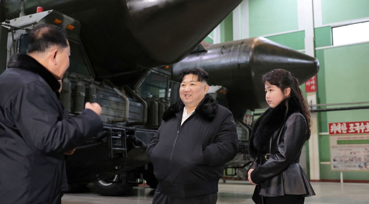 Líder da Coreia do Norte, Kim Jong-un, acompanhada da filha, Kim Ju Ae, visita fábrica de veículos militares05/01/2024KCNA via REUTERS